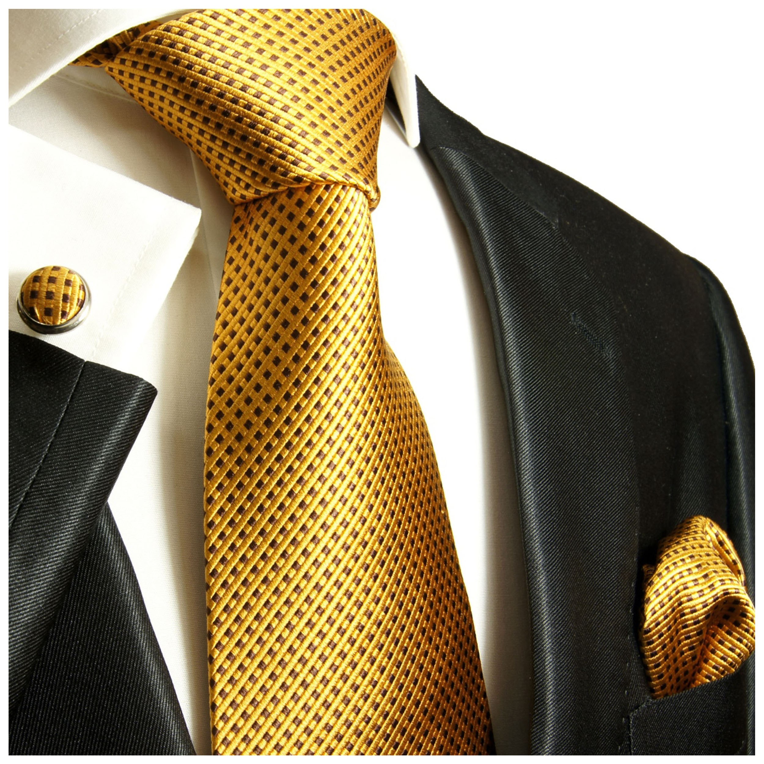 Костюм с золотым галстуком