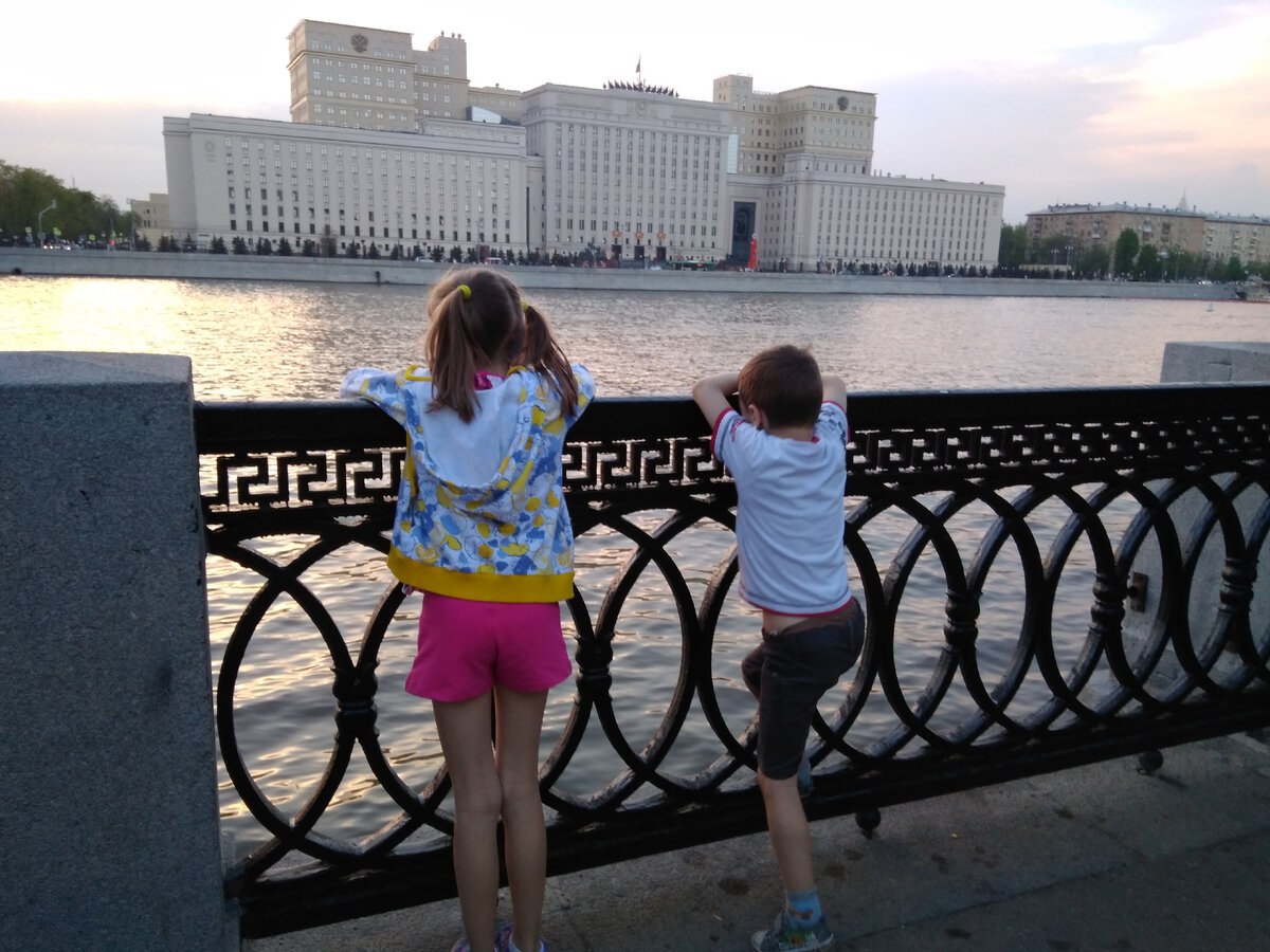 Стоит сходить. Прогулка с детьми в Москве. Прогулка по Москве с детьми. Москва дети гуляют. Москва гулять.