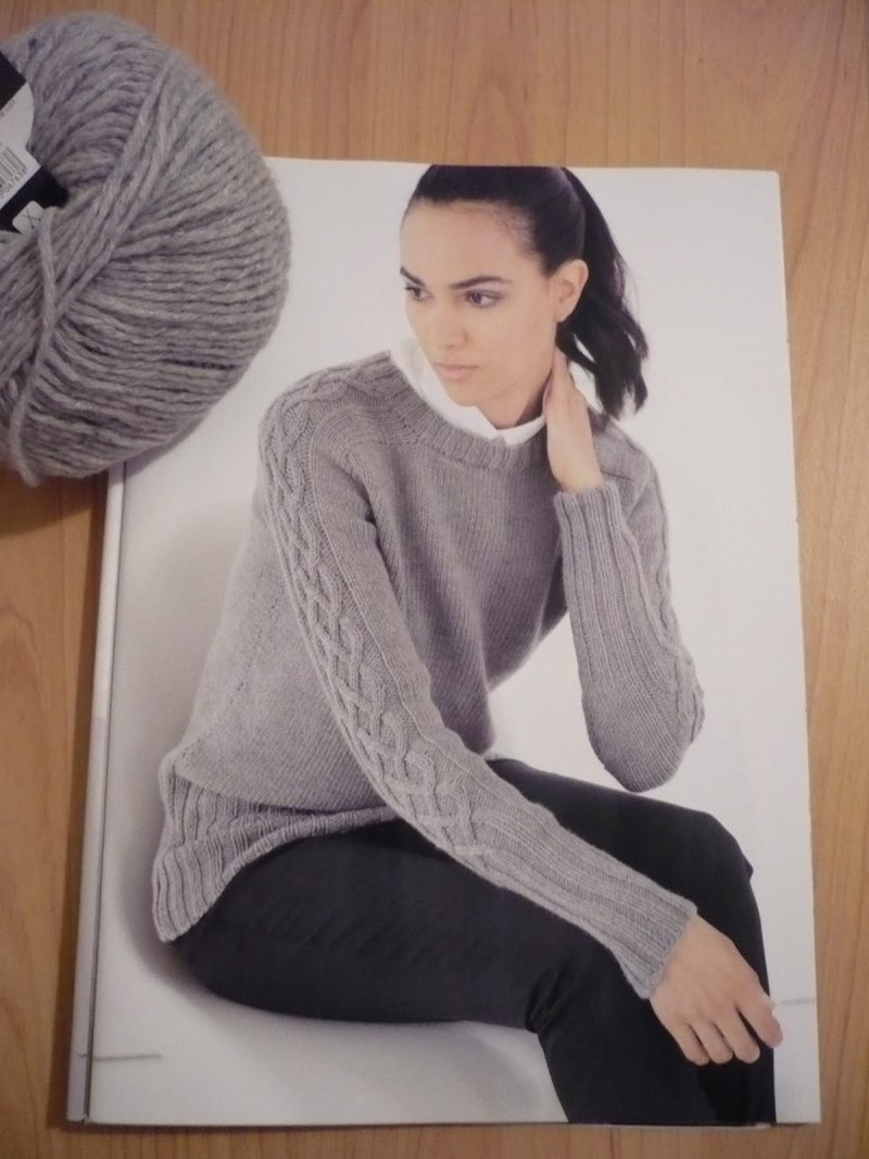 Женский вязаный свитер с погонами