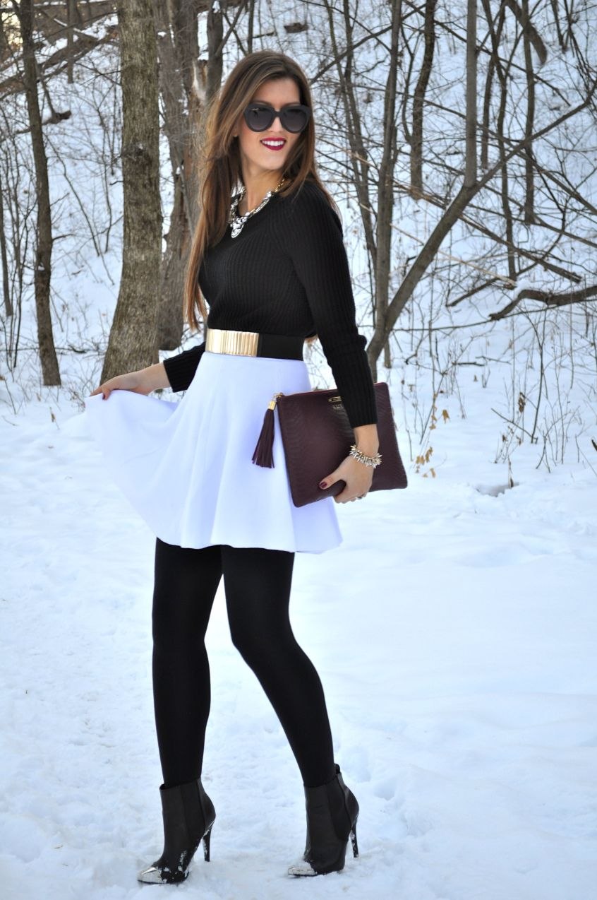 Белая юбка с черными колготками