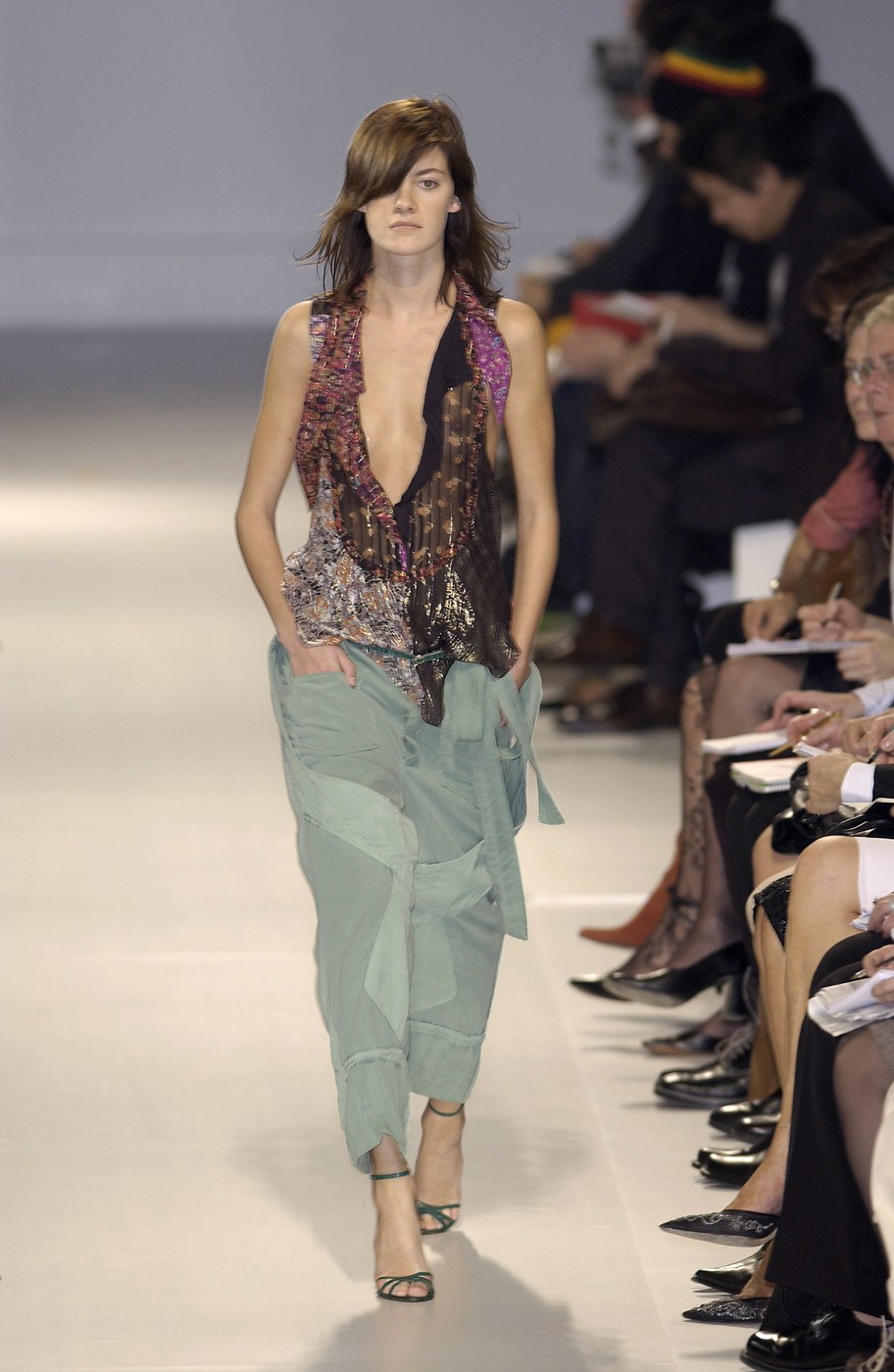 герлз элауд. эли сааб лето 2023. мода в 2002 году зима. коллекция эммануэль унгаро 2022. мода подиум.