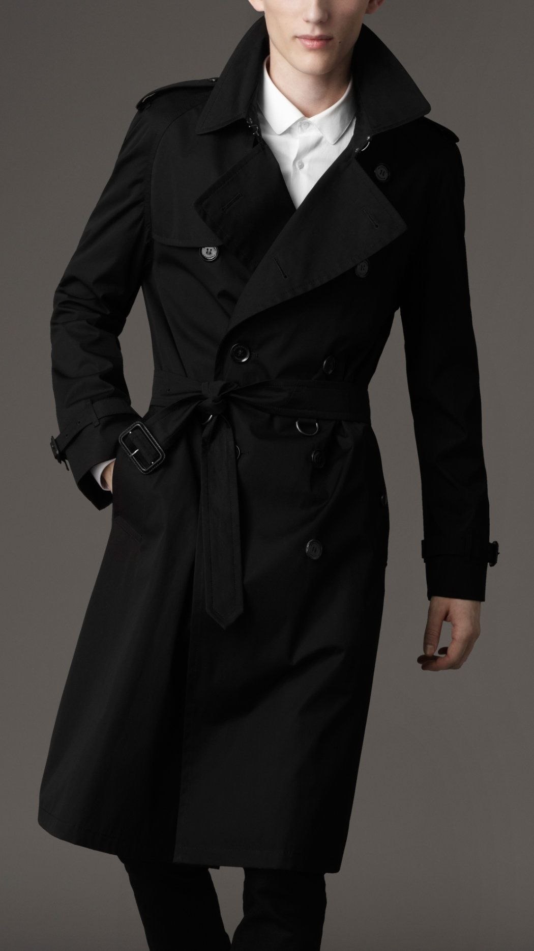 Темное пальто мужское. Тренч Burberry черный. Trench Coat черный плащ. Пальто Trench Coat мужской. Пальто Burberry мужское черное 2010.