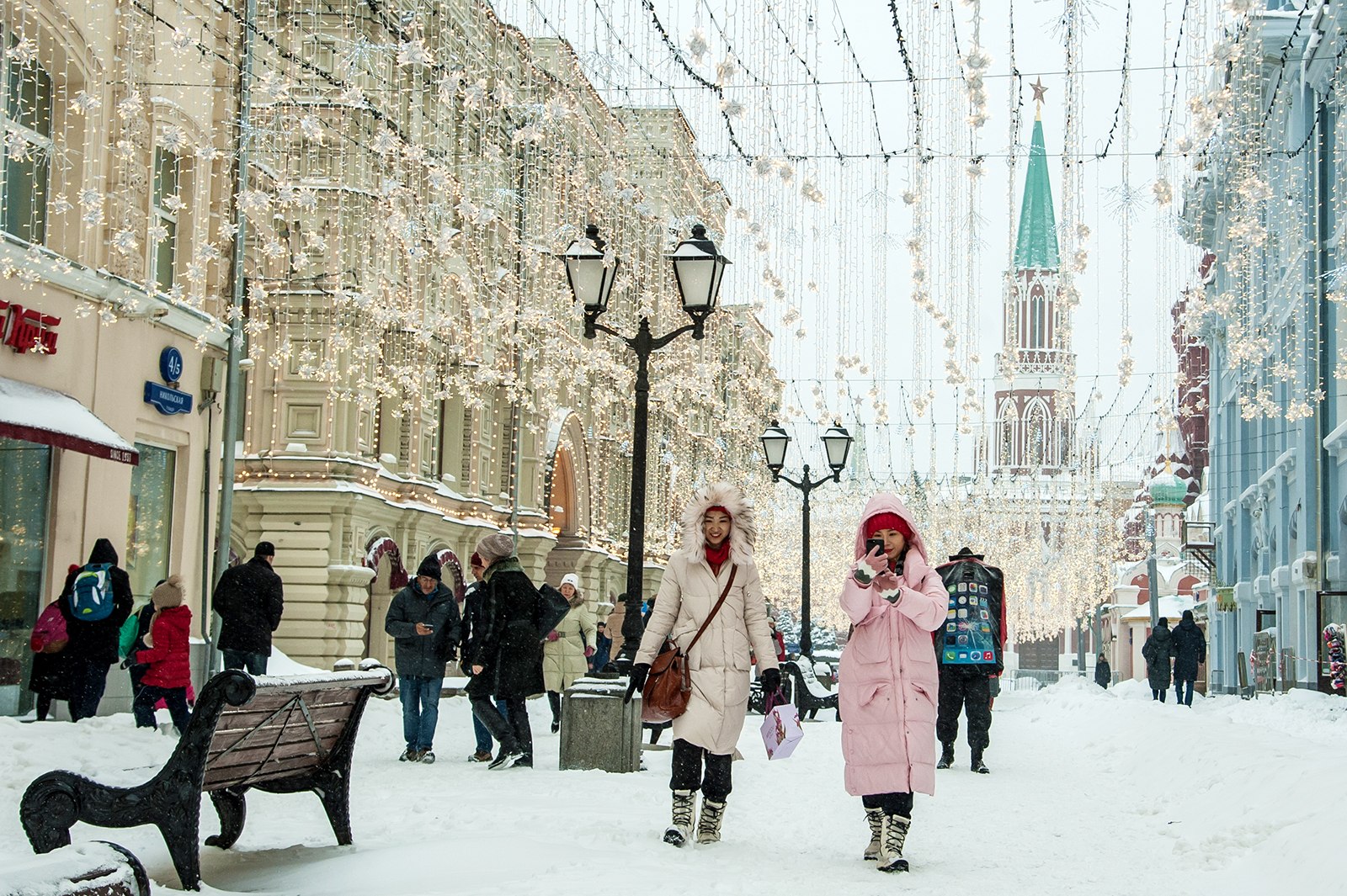 Москва какой будет зима. Зимняя Москва. Люди в Москве зимой. Зима в Москве. Туристы в Москве зимой.