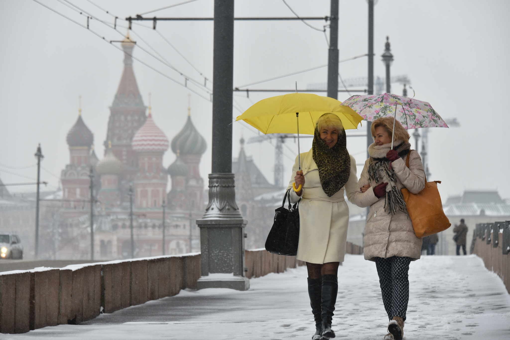 Самые нужные зимой. Люди на улице зима. Люди в Москве зимой. Люди на улицах Москвы зимой. Девушки на улицах Москвы.