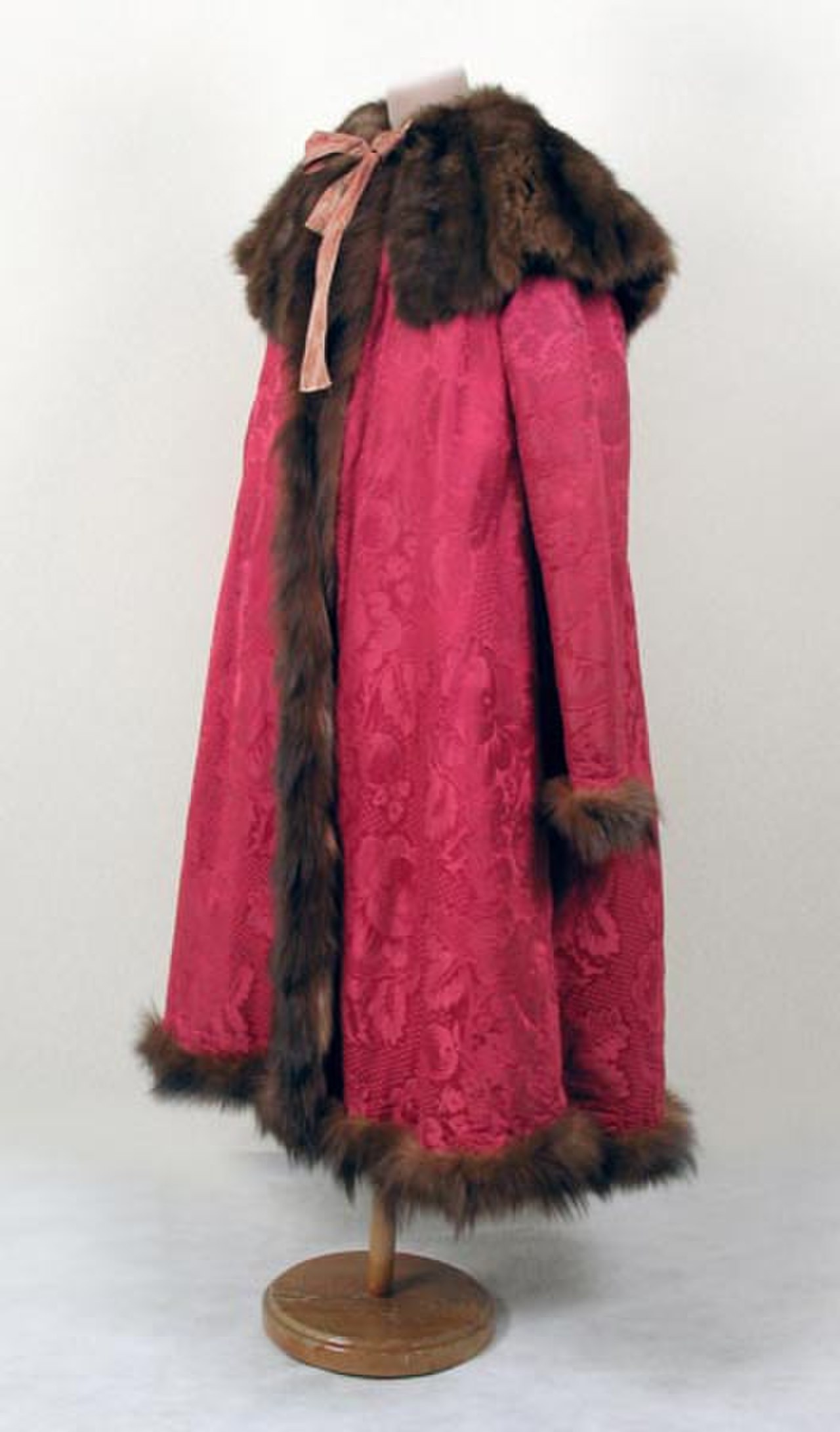 Дамское пальто 5 букв. Салоп одежда женская 19 век. Салоп 19 век. Соболий Салоп. Салоп женский 19 век.