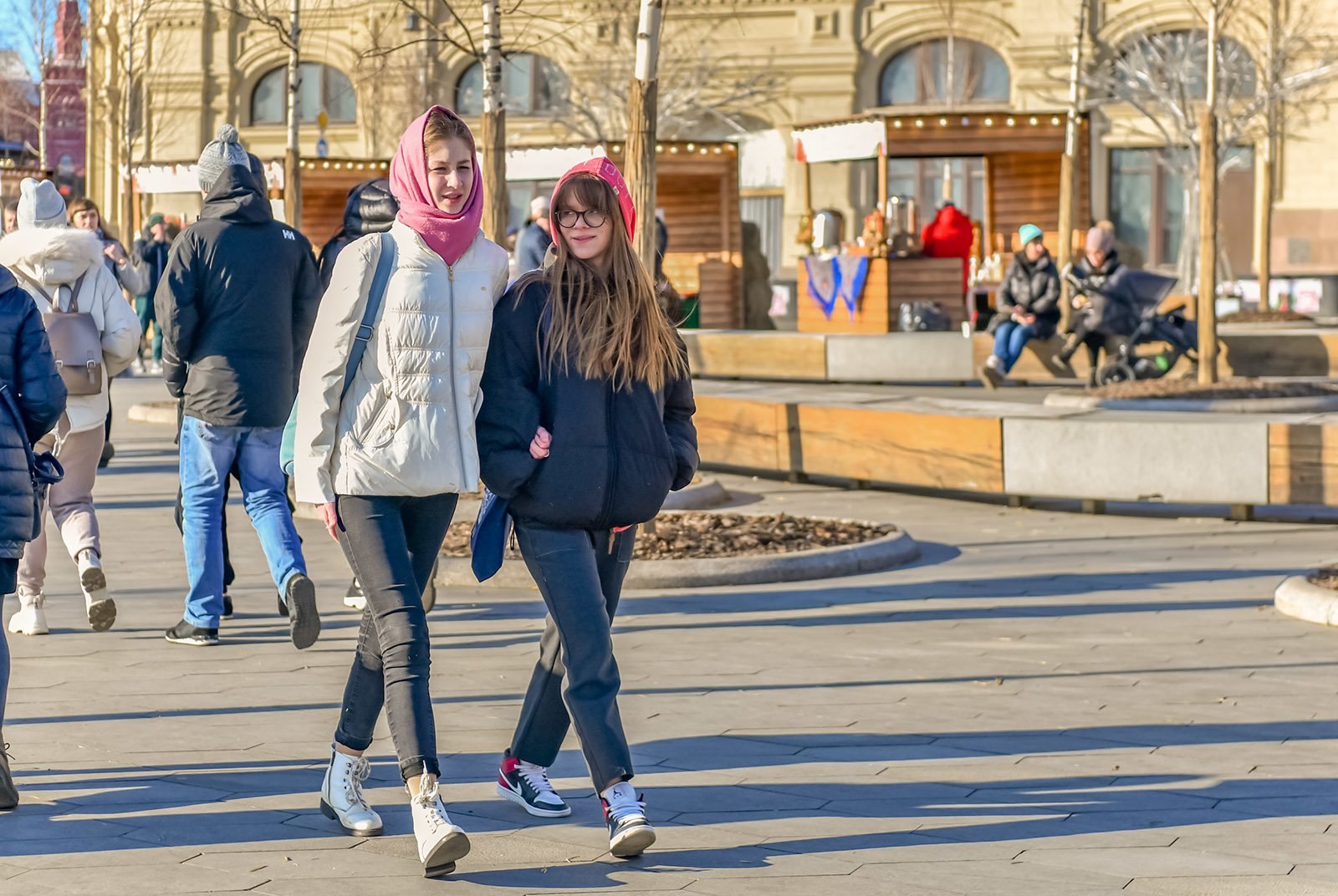 В чем ходят в Москве весной. Встречаем весну с молодежью. Май в чем ходить. Как одеться в калининград в марте
