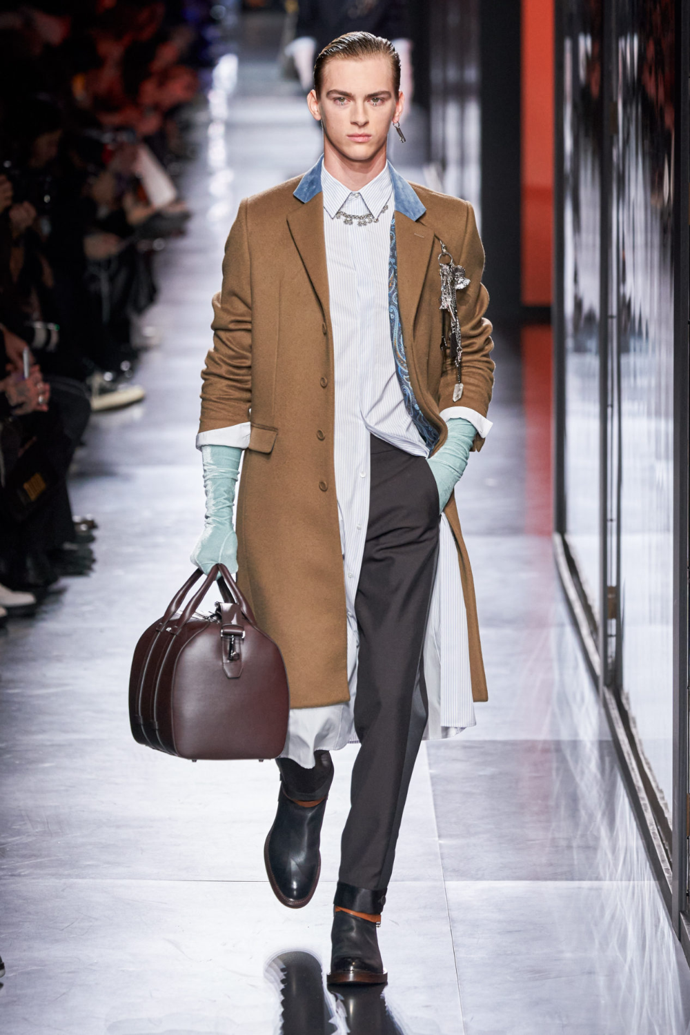 Диор мужская коллекция 2023. Мужская коллекция диор 2019-2020. Fendi leather jacket. Мужская коллекция дольче габбана 2020. Мода осень 2017 мужчина.