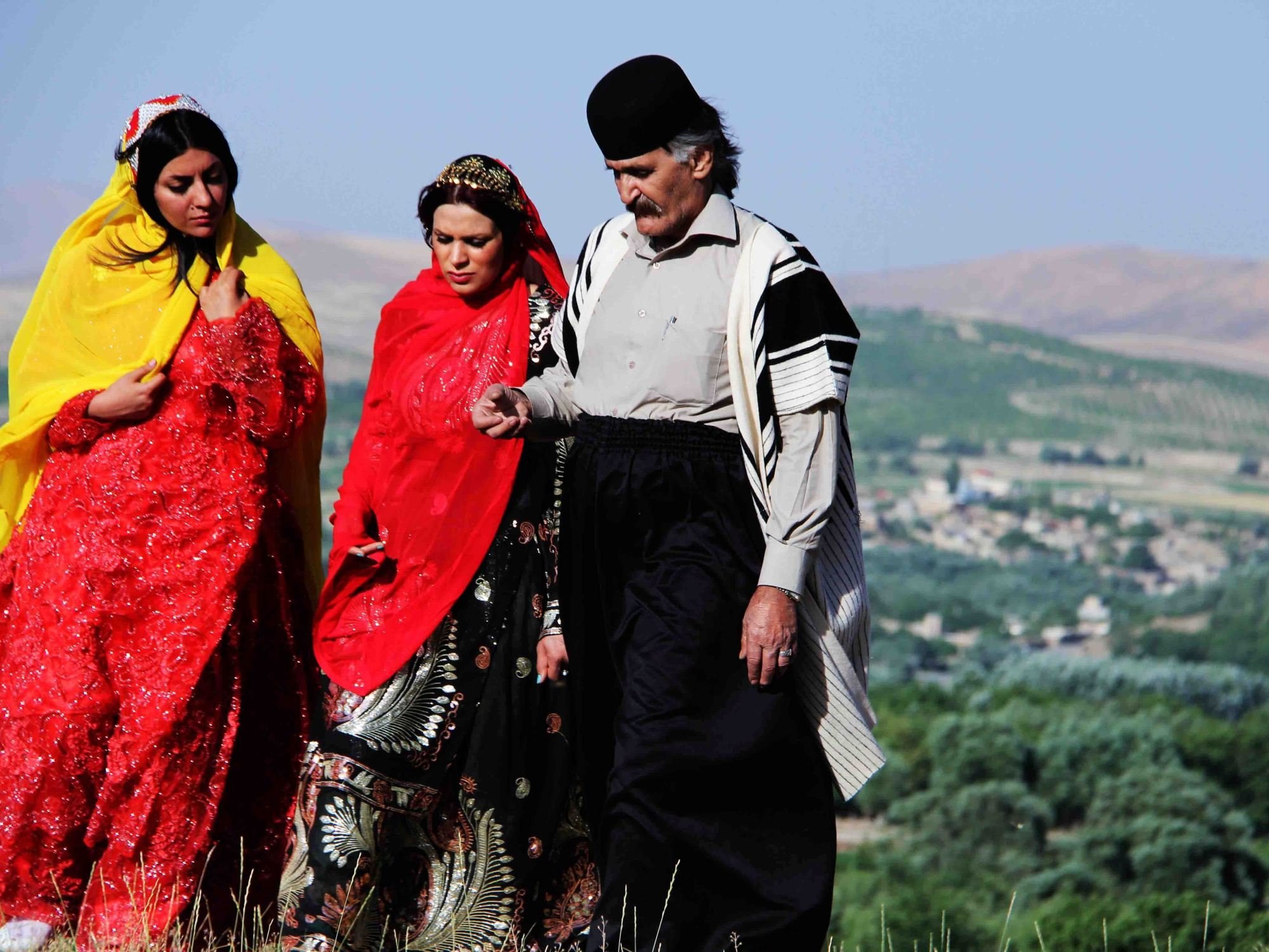 Какой народ относится к иранской группе. Национальная одежда езидов. Национальный костюм Ирана. Культура курдов. Национальная одежда иранцев.