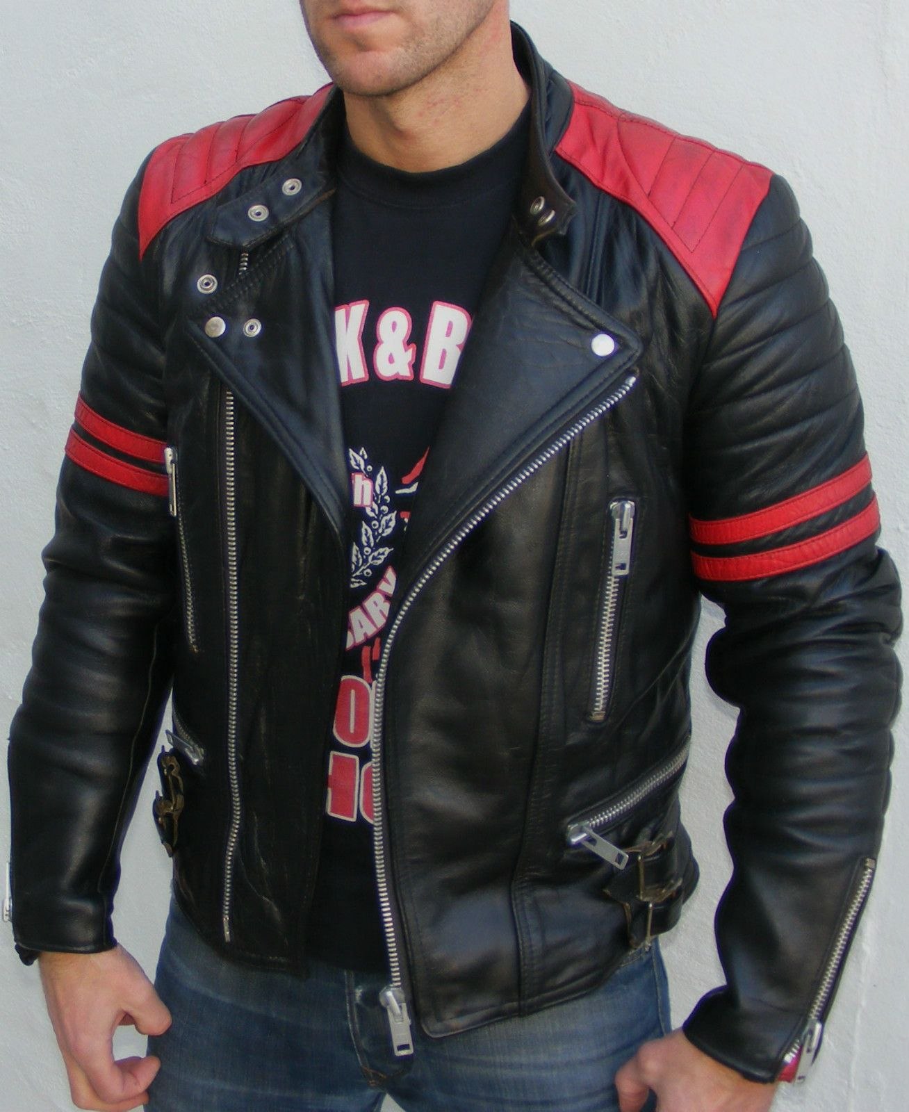 Куртка байкера. Black Leather Jacket Moto Racer. Мотоциклетная куртка мужская Марлен Брандо. Красная косуха мужская. Байкерская куртка мужская.