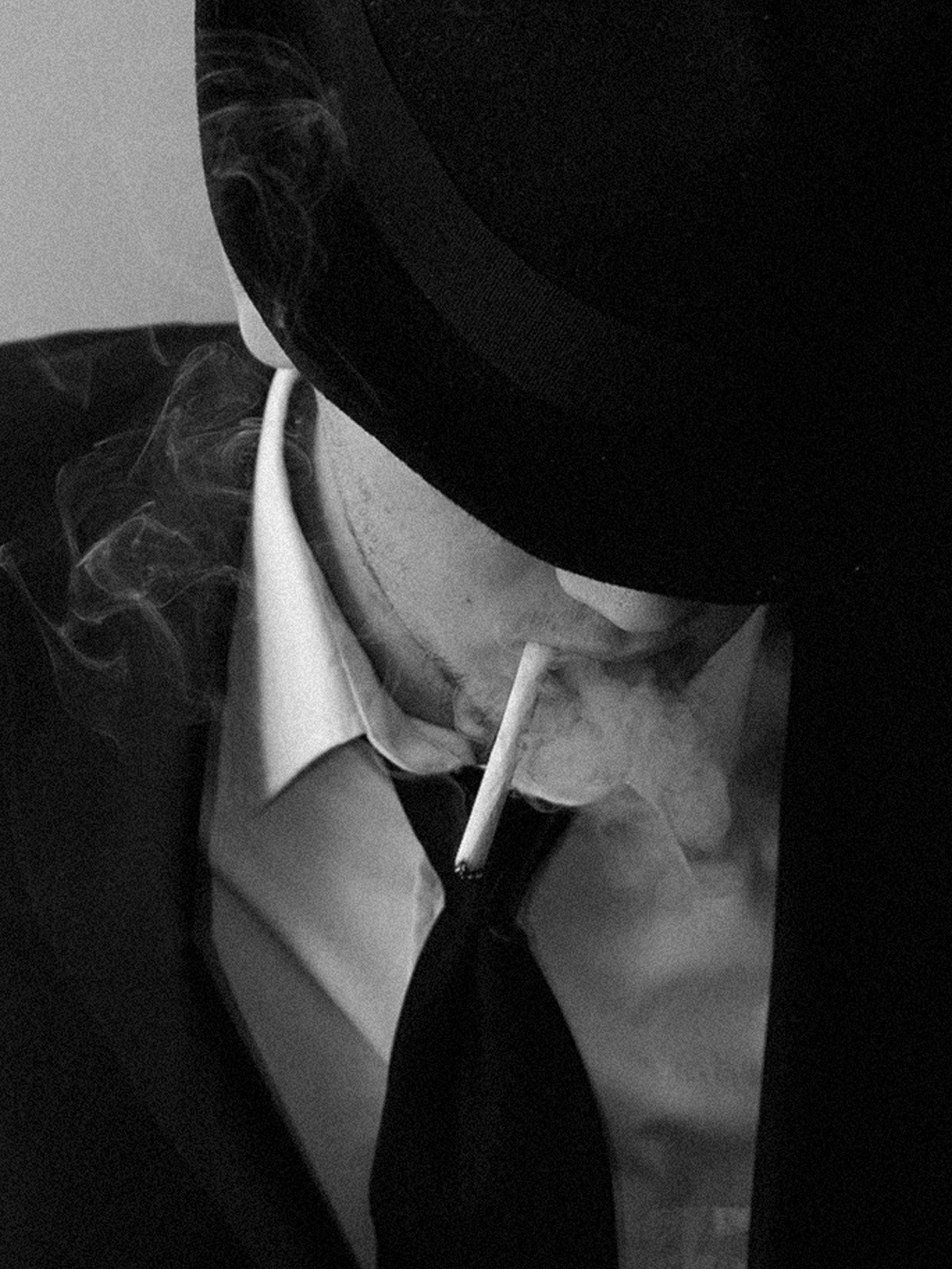 Черная аватарка телеграмма. Мужчина в шляпе с сигаретой. Мужчина в шляпе с сигарой. Мужчина в шляпе черно белое. Крутой парень в шляпе.