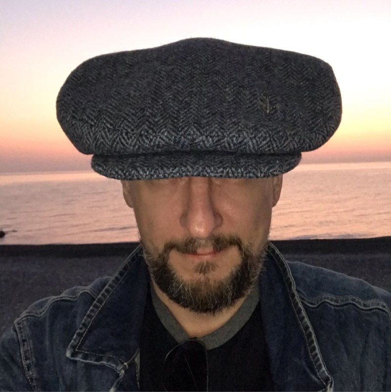 Старик улыбается