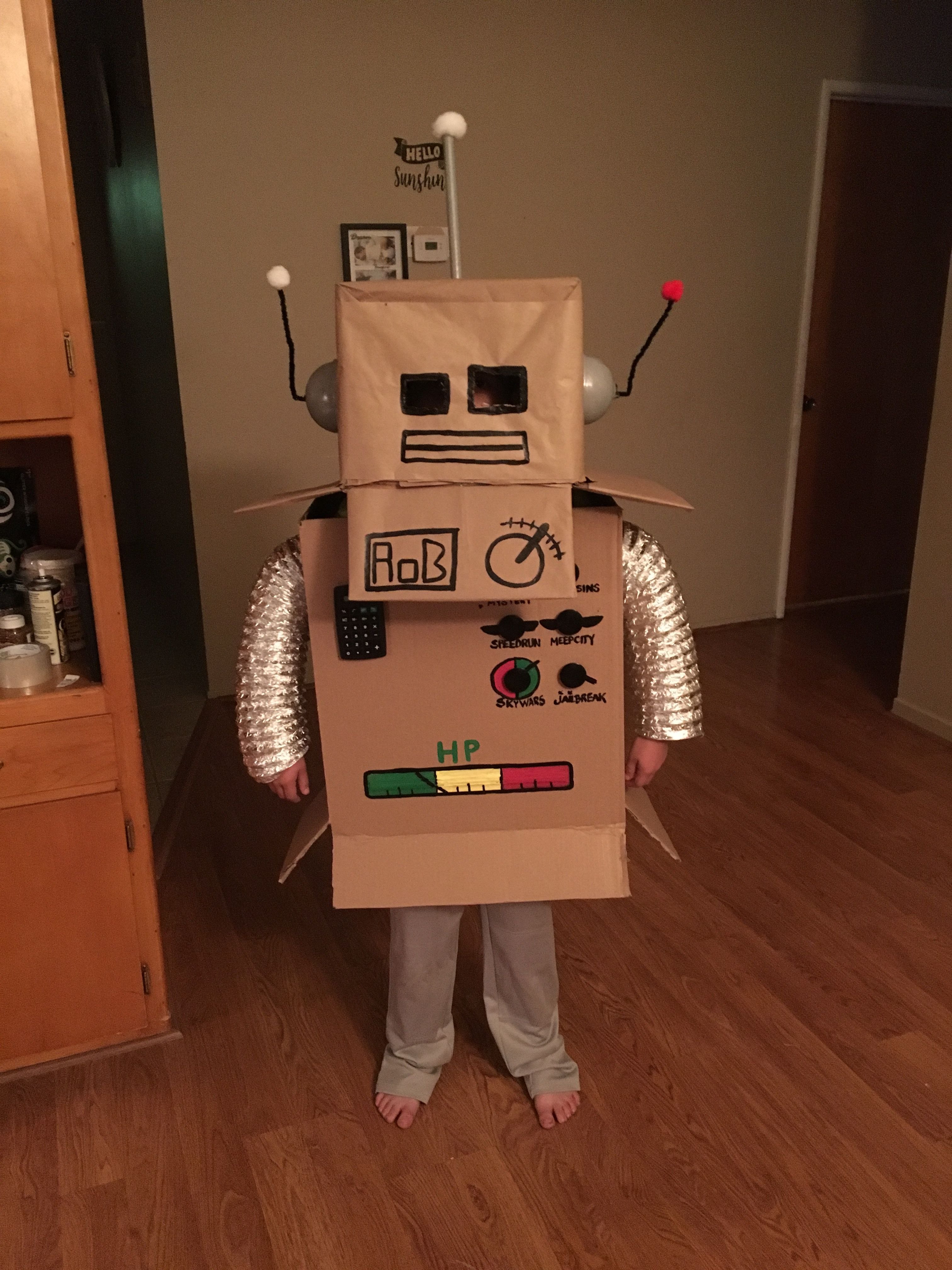 Costume roblox. Костюм робота. Костюм робота для мальчика. Робот из коробок. Костюм робота из картона.