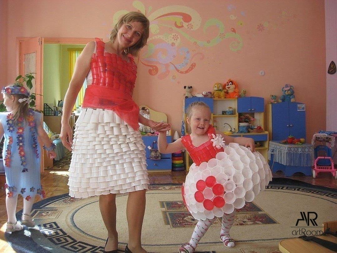 Платье для мамы в детском саду. Костюм из бросового материала. Платья из бросового материала для детского сада. Платье из пластиковых стаканов. Костюм из пластиковых стаканчиков для девочек.