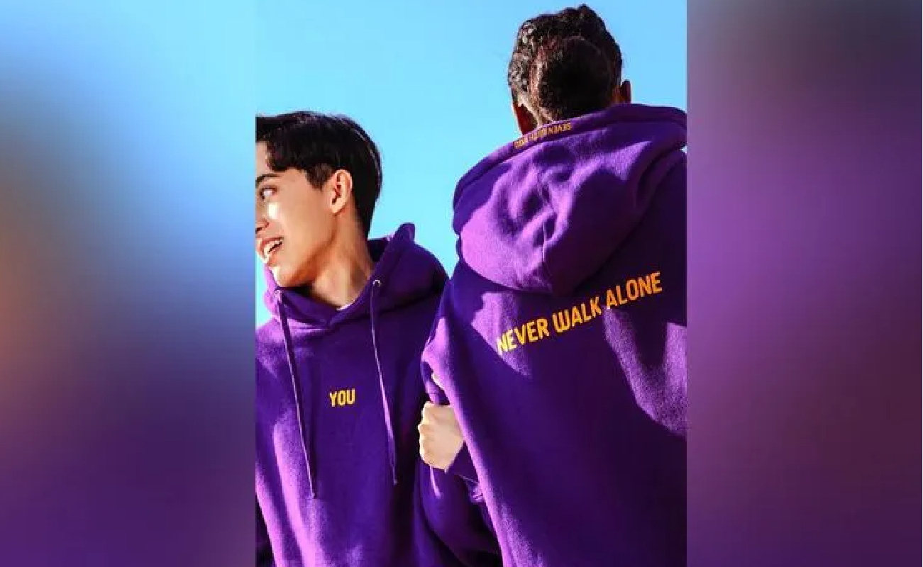 Bts тэхен толстовка. одежда бтс от чимина. мерч бтс чимина. Jimin bts в свитере. Jimin bts в свитере.