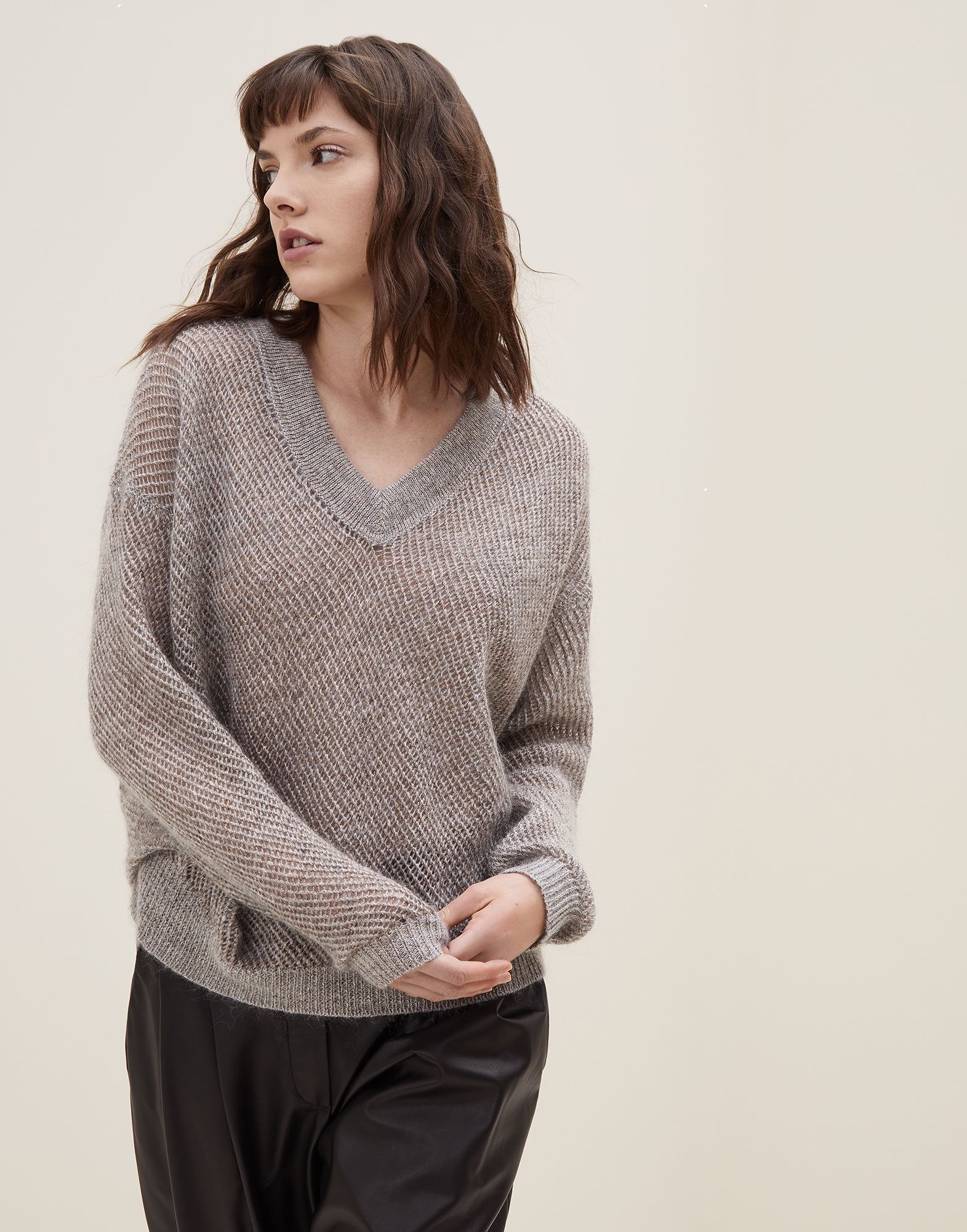 Свитер мохер с v образным вырезом. Вязаный пуловер с v-образным вырезом. Свитер оверсайз antonio berardi. Серый мохеровый свитер. Пуловер брунелло кучинелли.