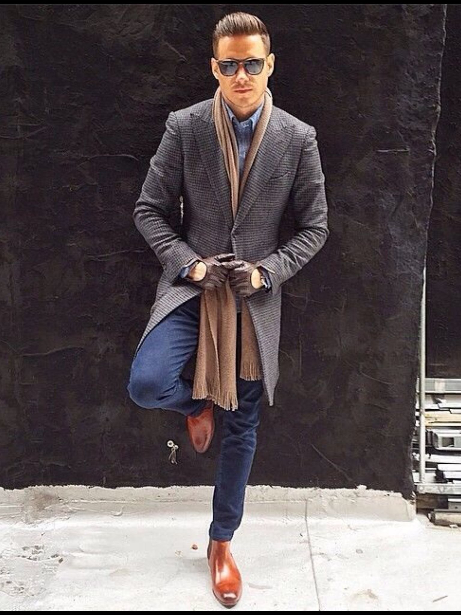 Мужской лук с пальто. Пальто Кэжуал мужское. Стильный мужчина в пальто. Стильный мужской образ.