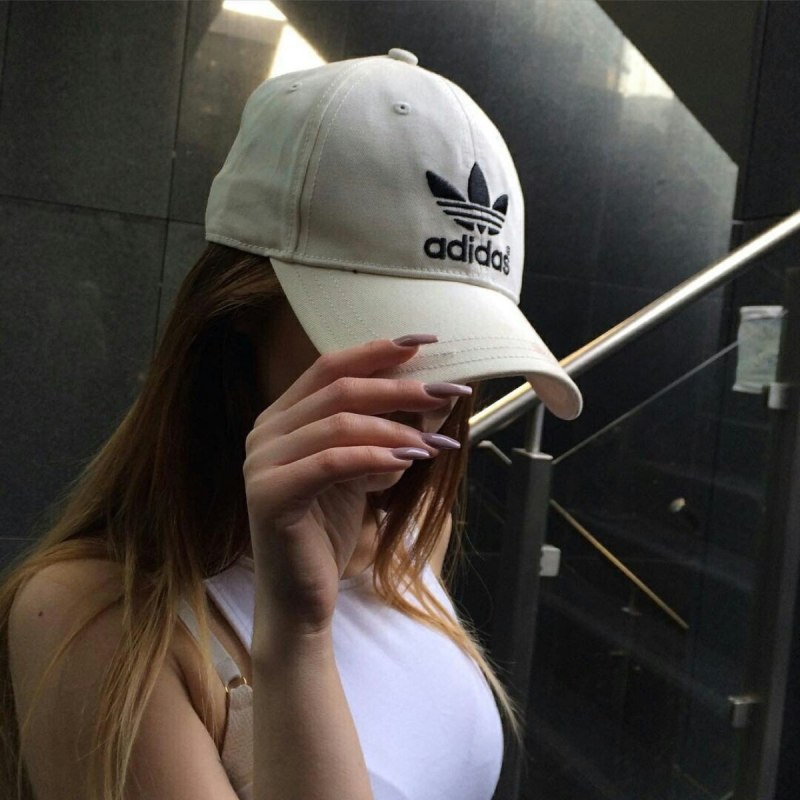 Девушка курящая вейп