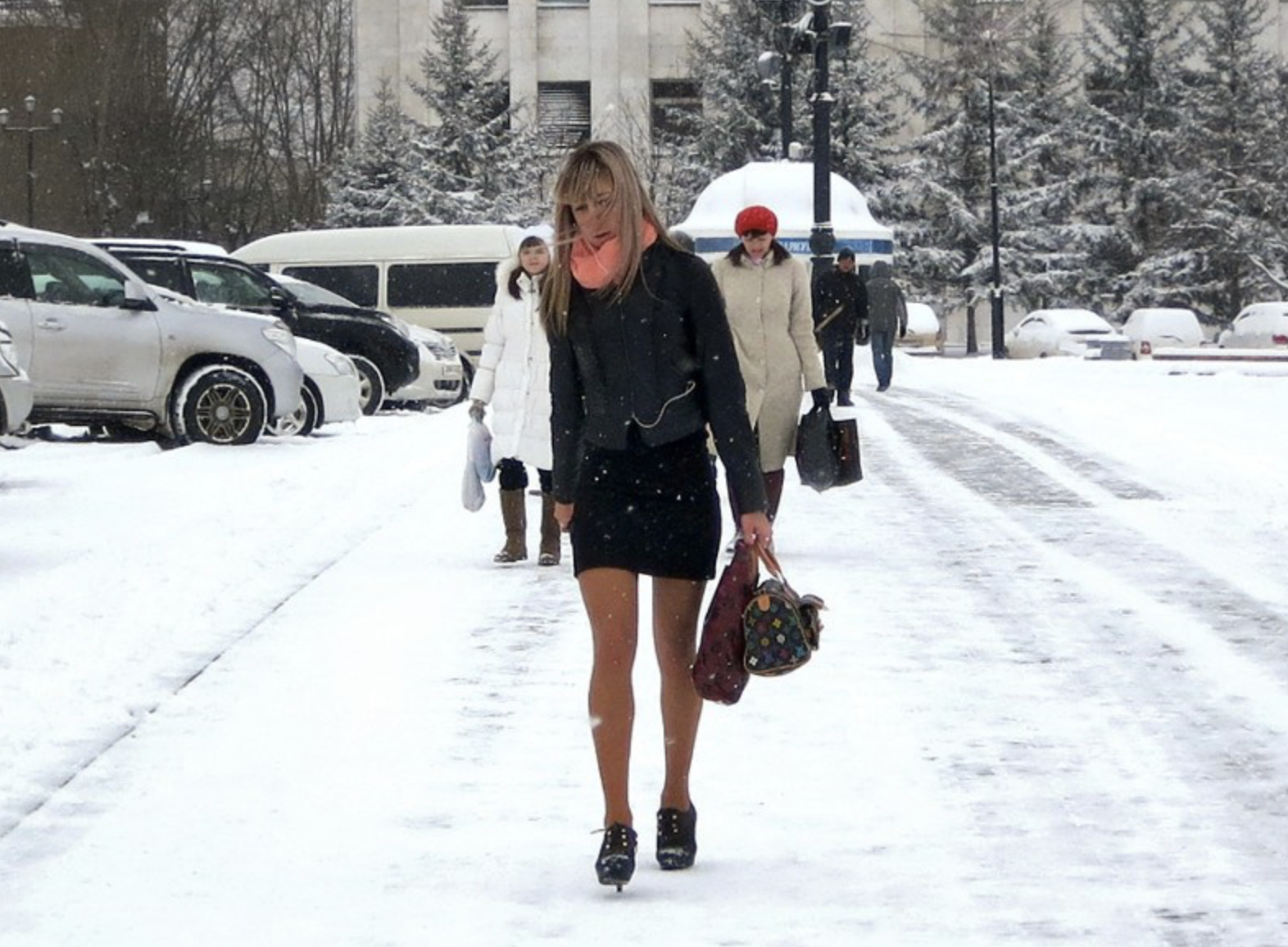 Высокие русские девочки. Девушки зимой в юбках. Девушка зимой. В мини юбке зимой. Легко одетые девушки зимой.