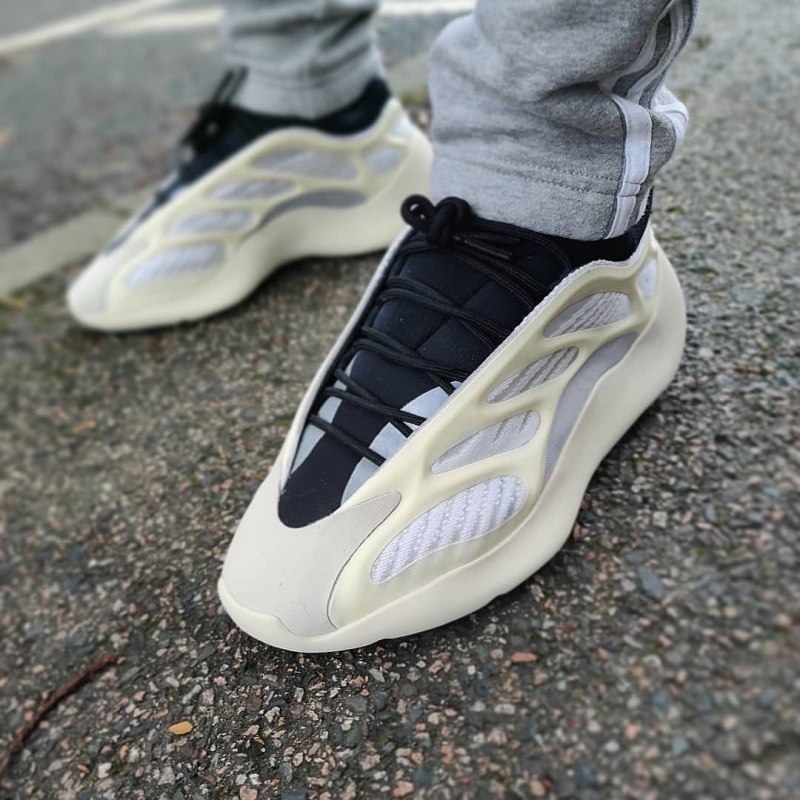 Adidas Yeezy Boost 700