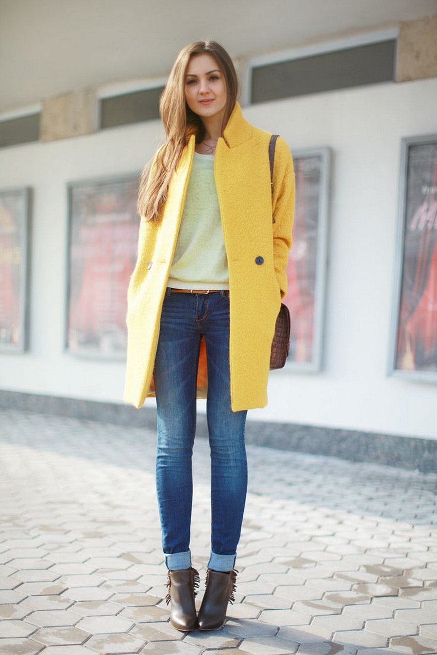 Короткое пальто женское с чем носить. Желтое пальто. Образы с желтым пиджаком. Образ с желтым пальто. Джинсы и желтое пальто.