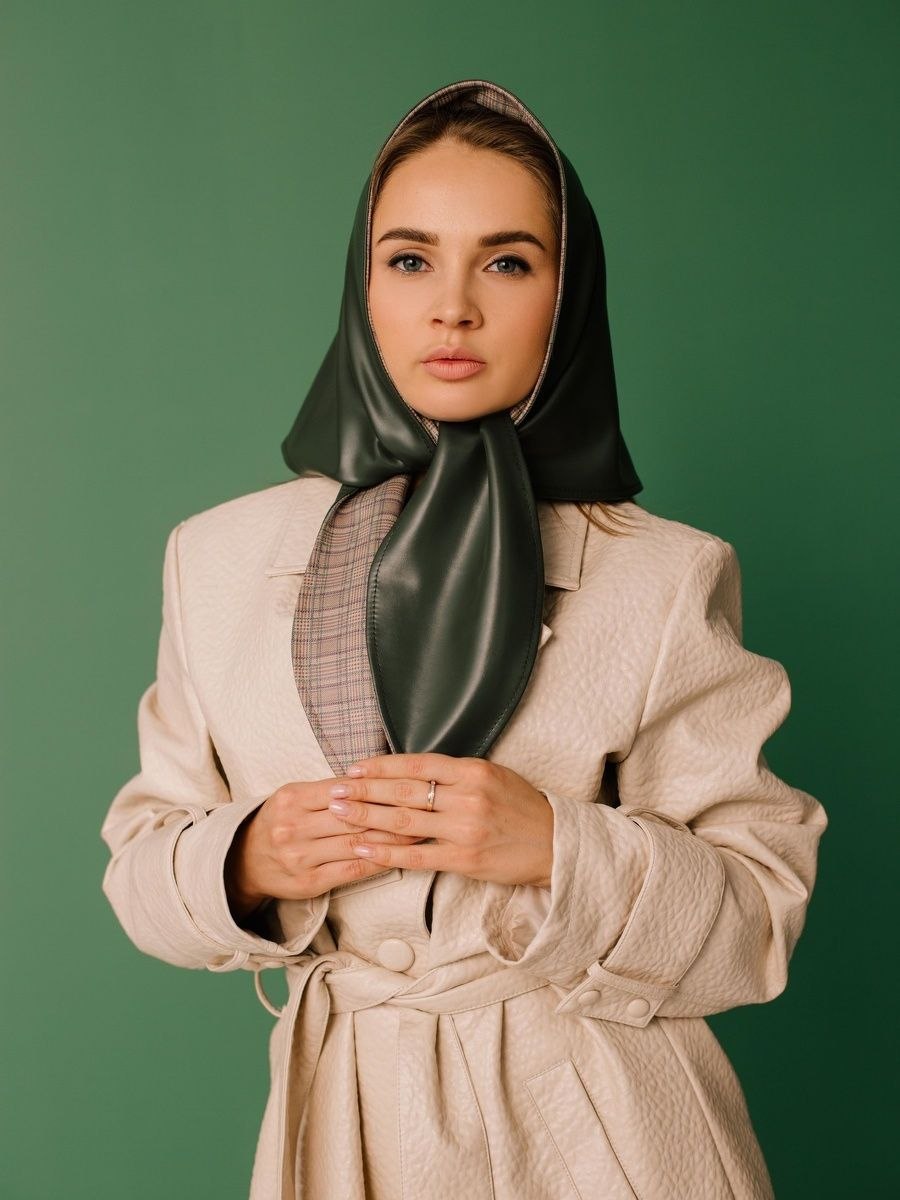 кожаная косынка топтоп. косынка 2021 капюшон. косынка из экокожи. косынка кожаная капор. платок из кожи.