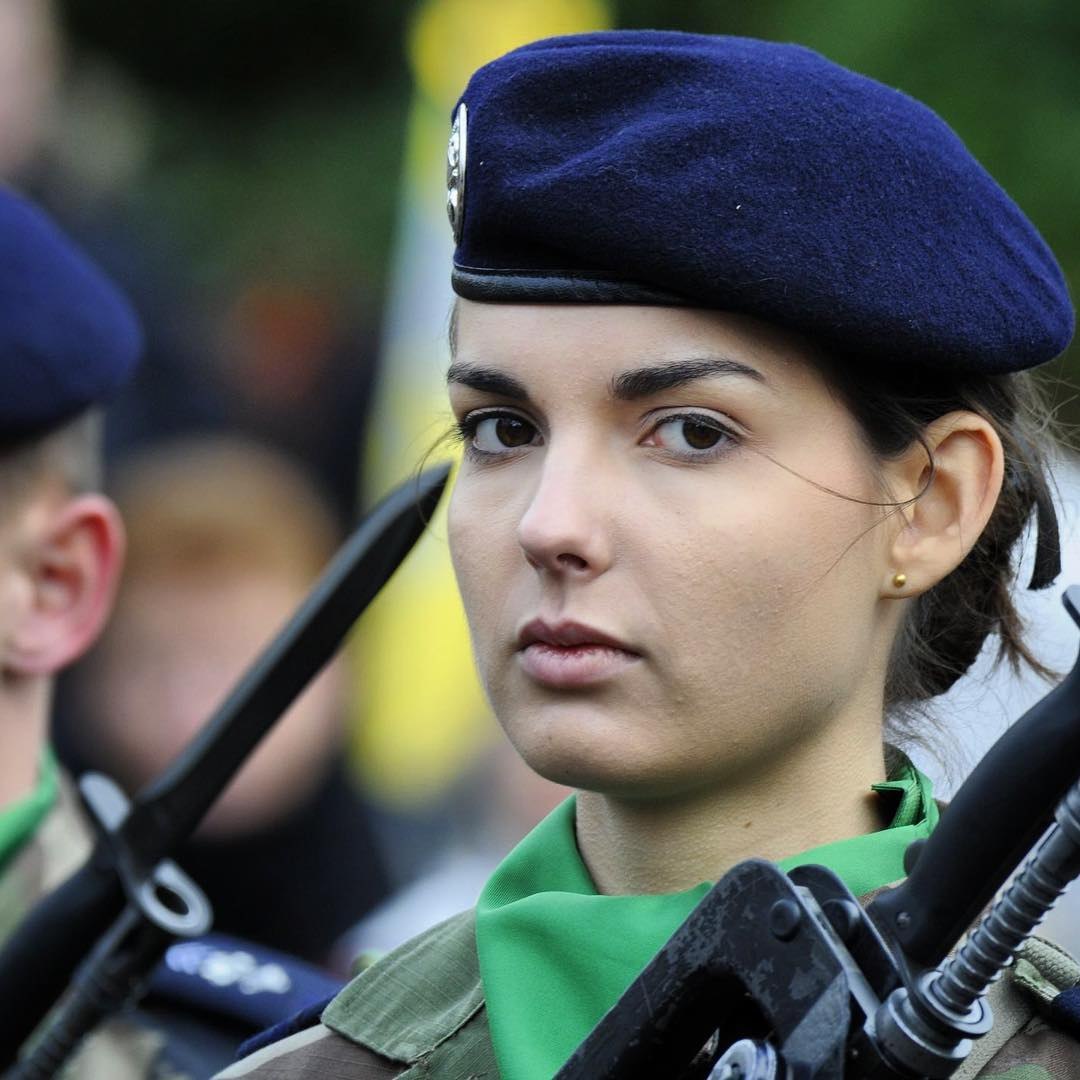Фото девушки армии. Девушки военные. Женщины военнослужащие. Женщины солдаты Франции. Французские девушки военные.