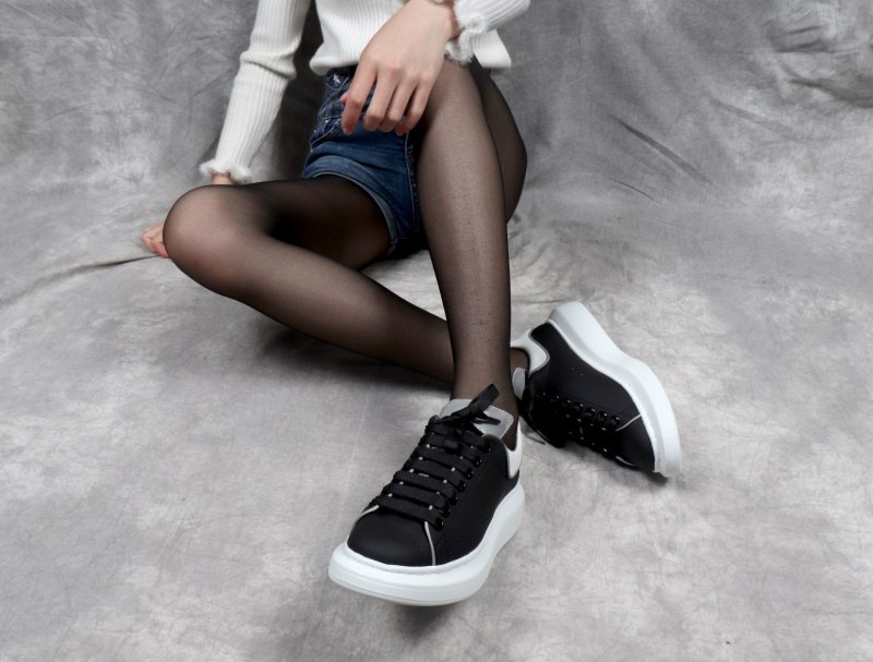 Alexander MCQUEEN кроссовки женские на ноге