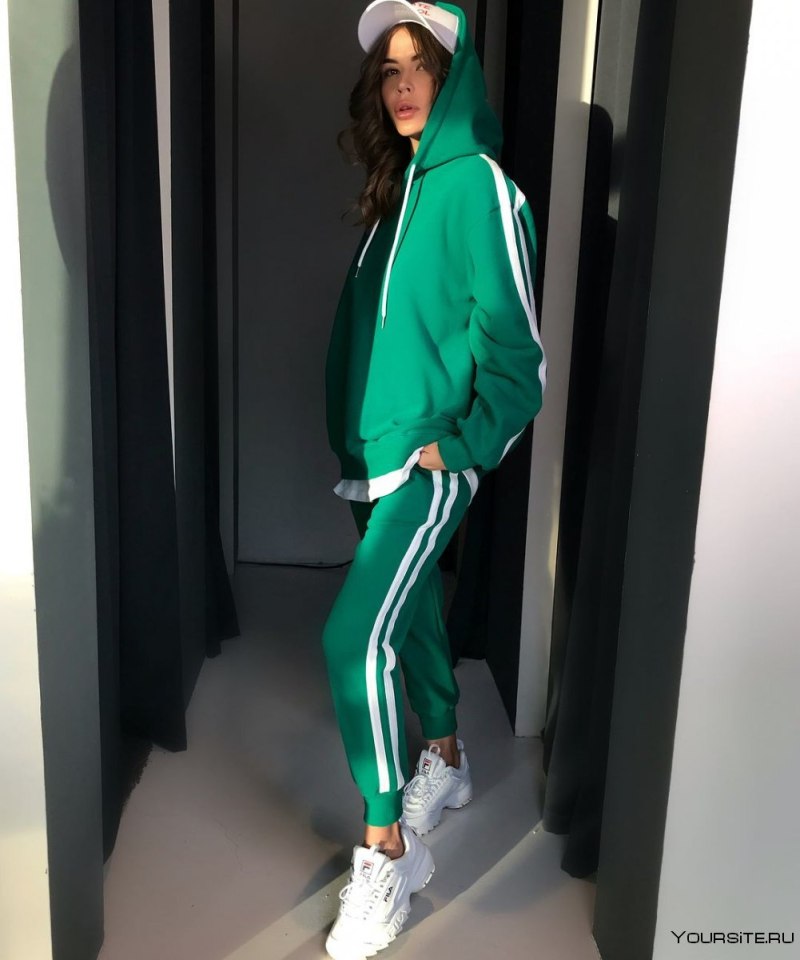 Зелёный спортивный костюм женский