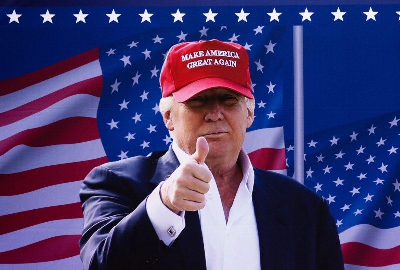 Трамп в кепке make America great again