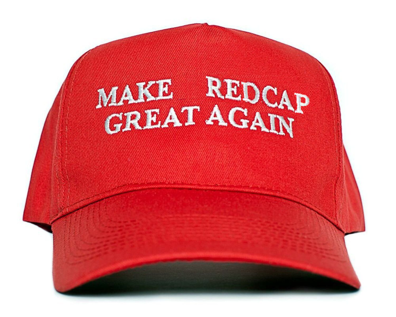 Трамп в кепке make America great again