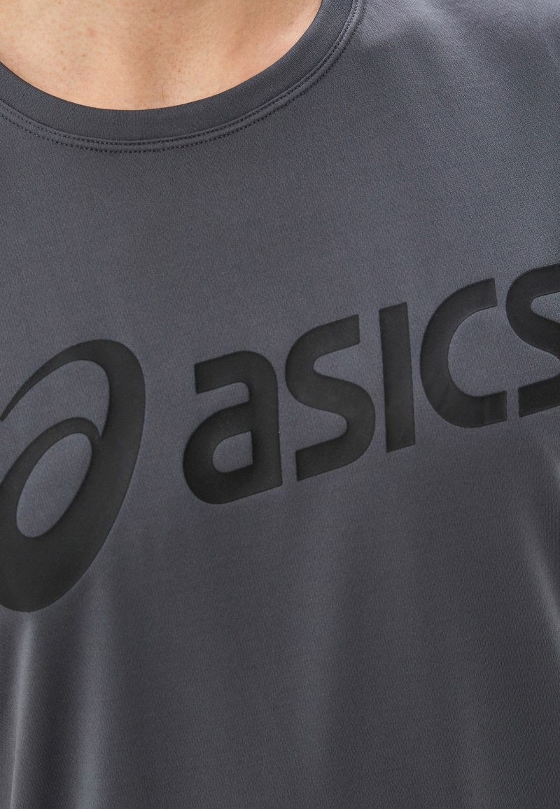 Футболка ASICS мужская на стене,надпись