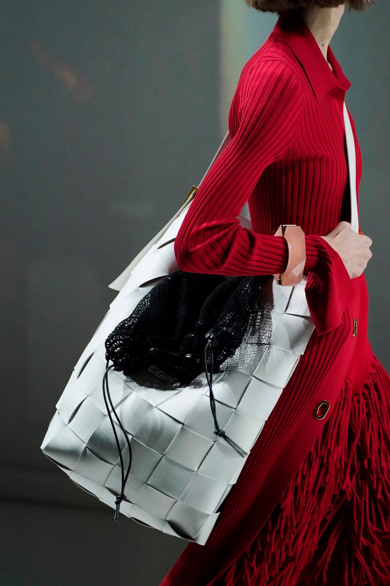 Последний показ Bottega Veneta сумка-платок