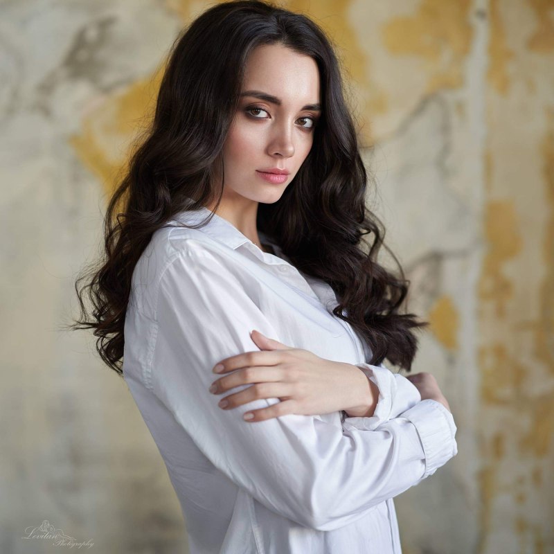 Кучерявая брюнетка