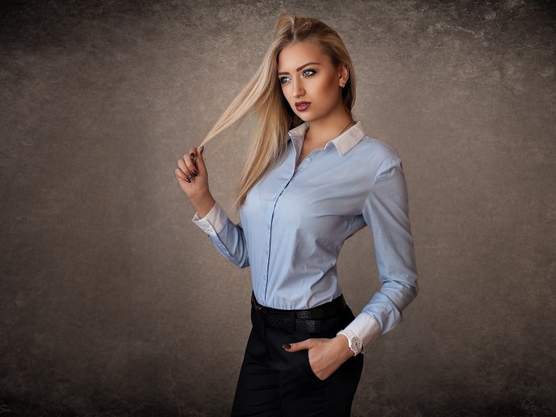 Девушка в блузке