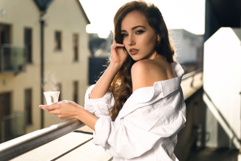 Красивые девушки в белых рубашках