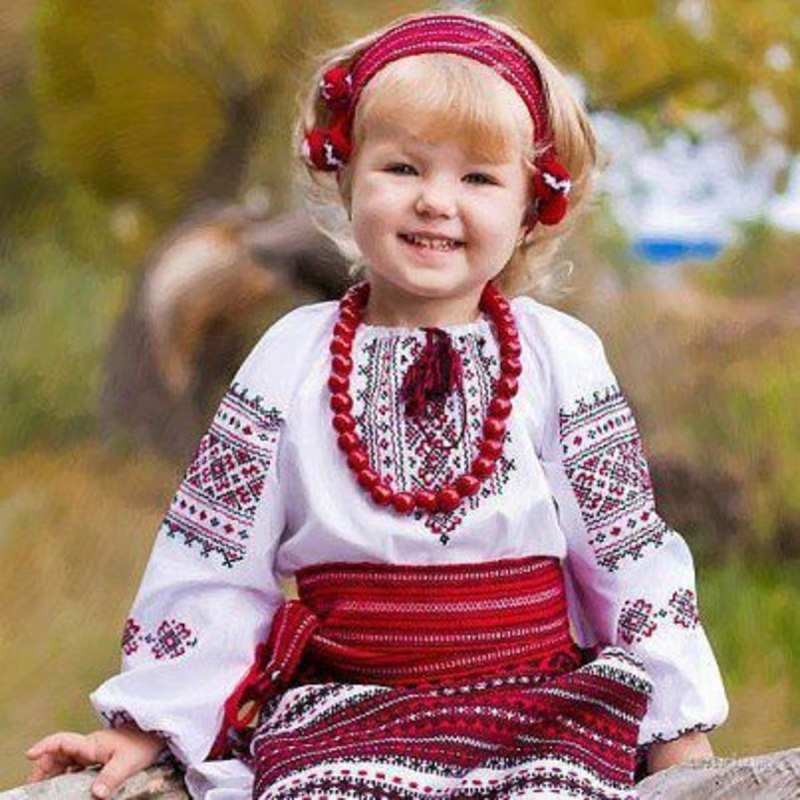 Украинские дети в национальных костюмах