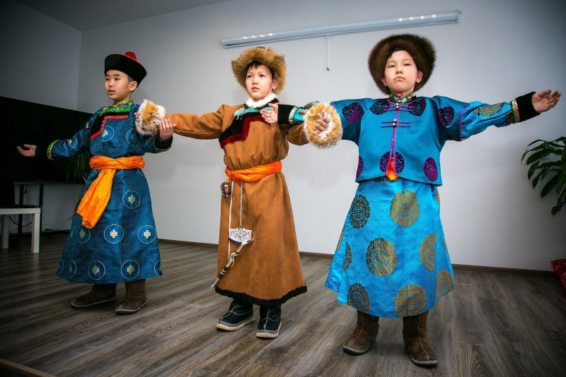 Бурят национальный костюм дэгэл