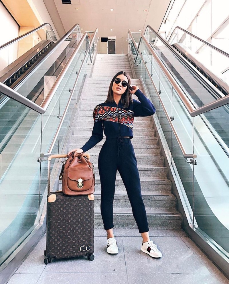 Camila Coelho в аэропорту