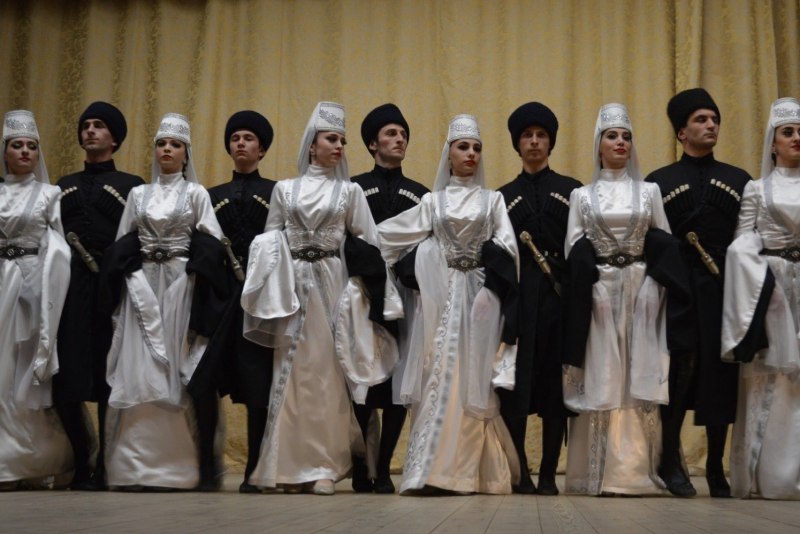 Абхазский ансамбль Кавказ танцовщицы