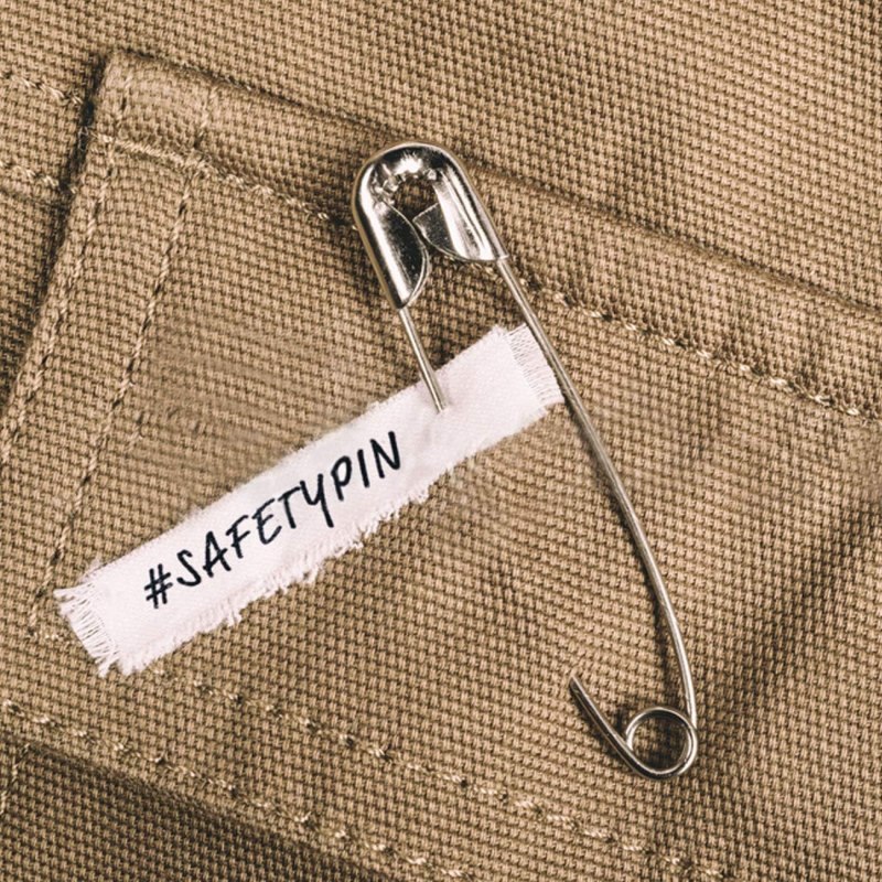 Брюки с булавками