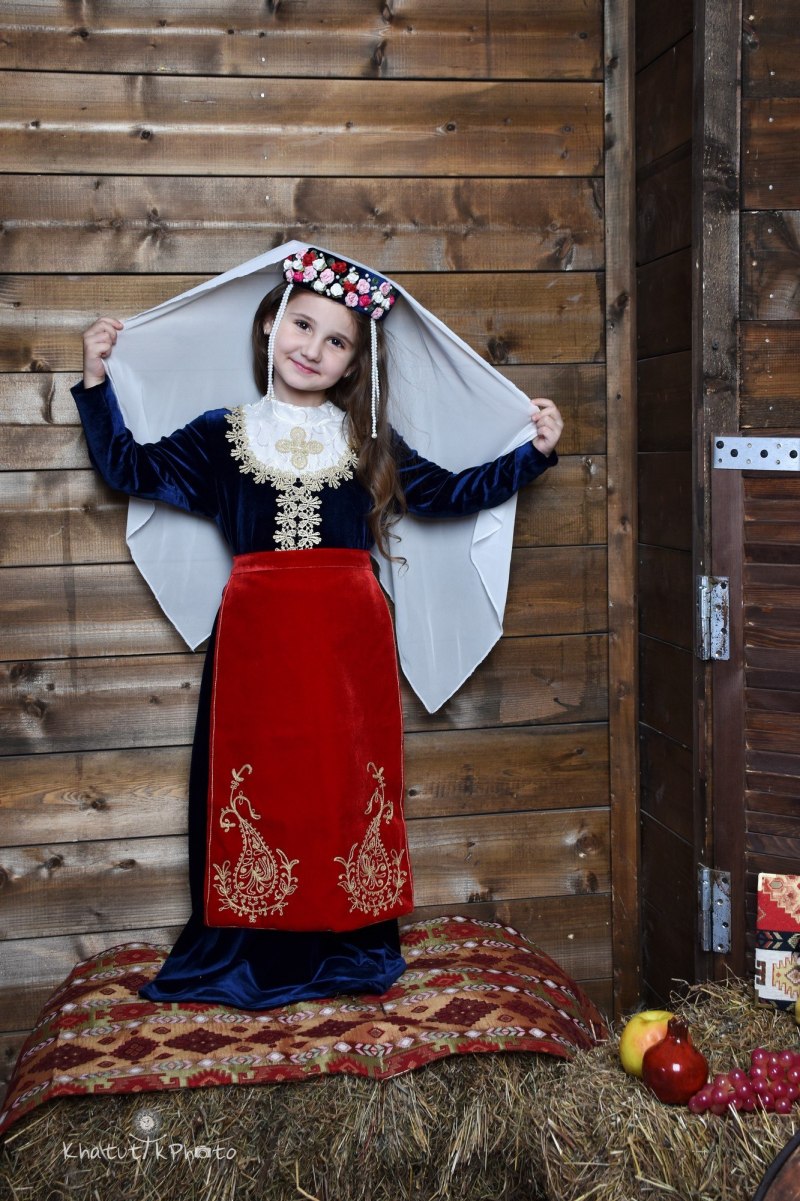 Национальные армянские одежды для девочек