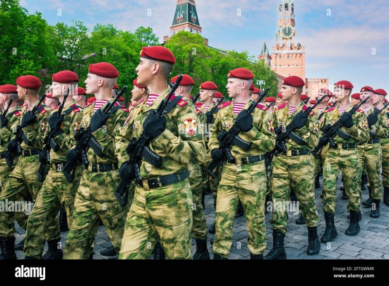 Военная форма с красными беретами