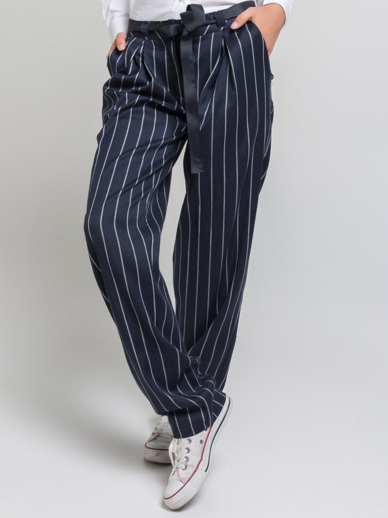 Синие брюки в полоску