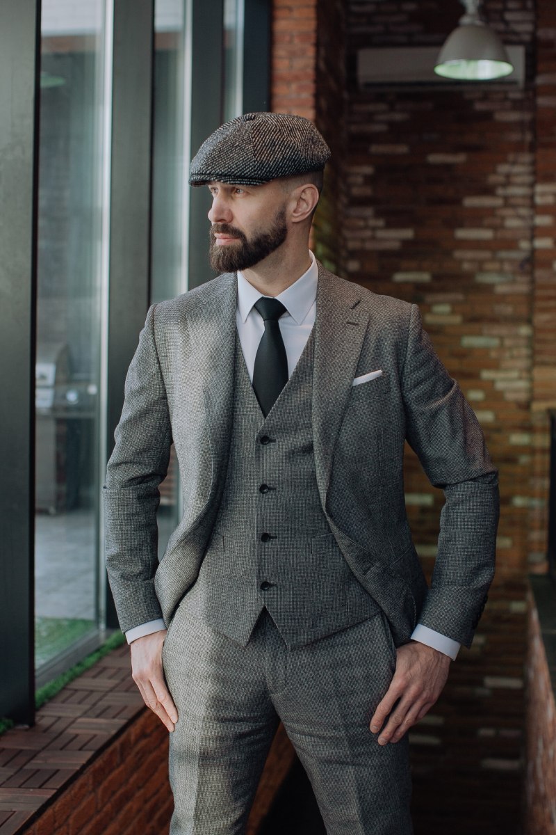 Деловой костюм в острых козырьках