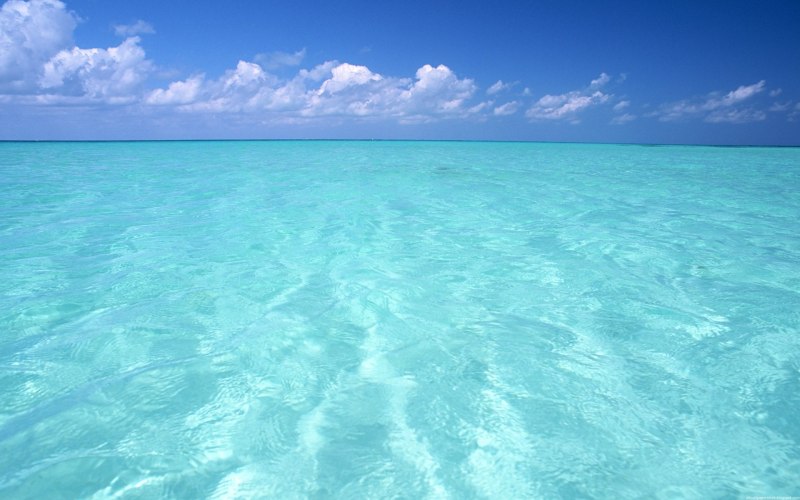 Голубое море