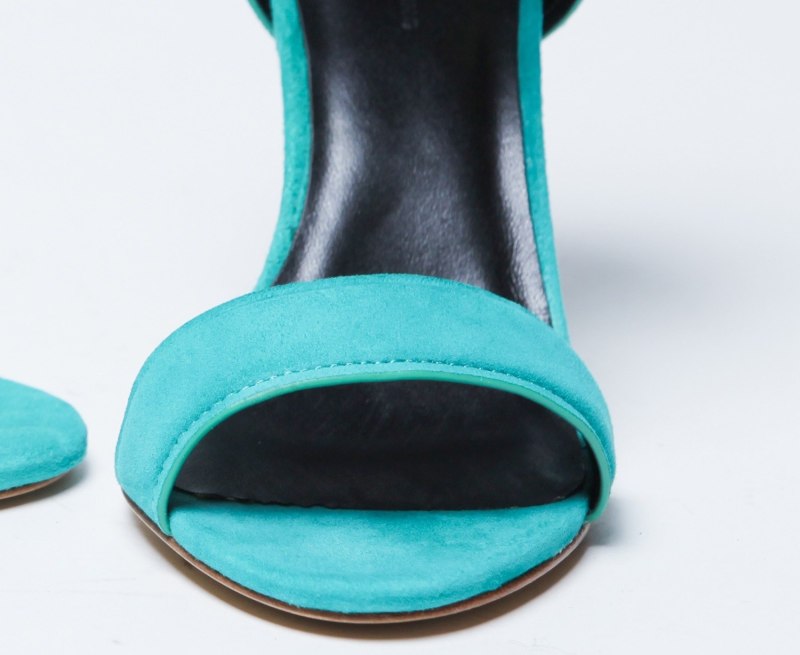 Бирюзовые босоножки на каблуке