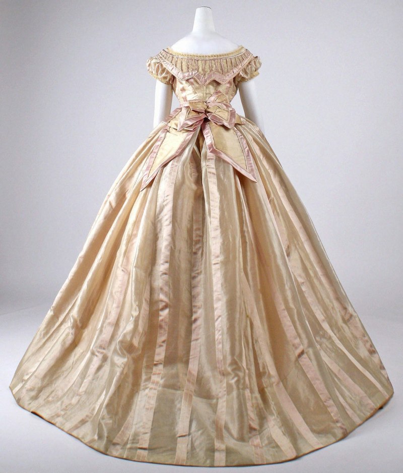 Бальные пышные платья 19 века