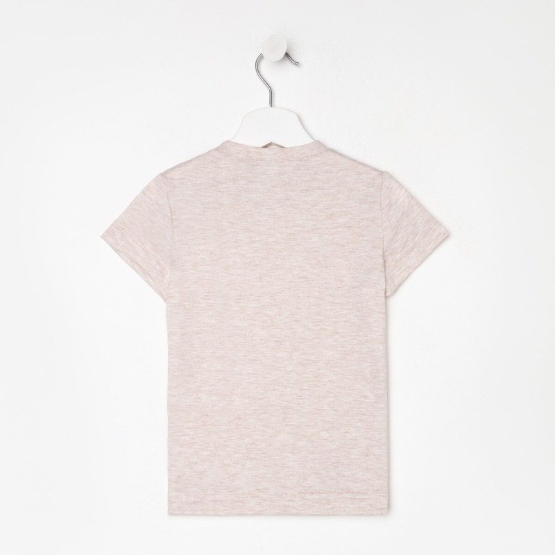 Бежевая футболка на белом фоне