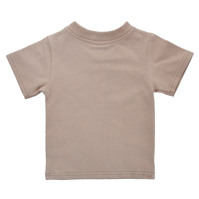 Мальчик в бежевой футболке