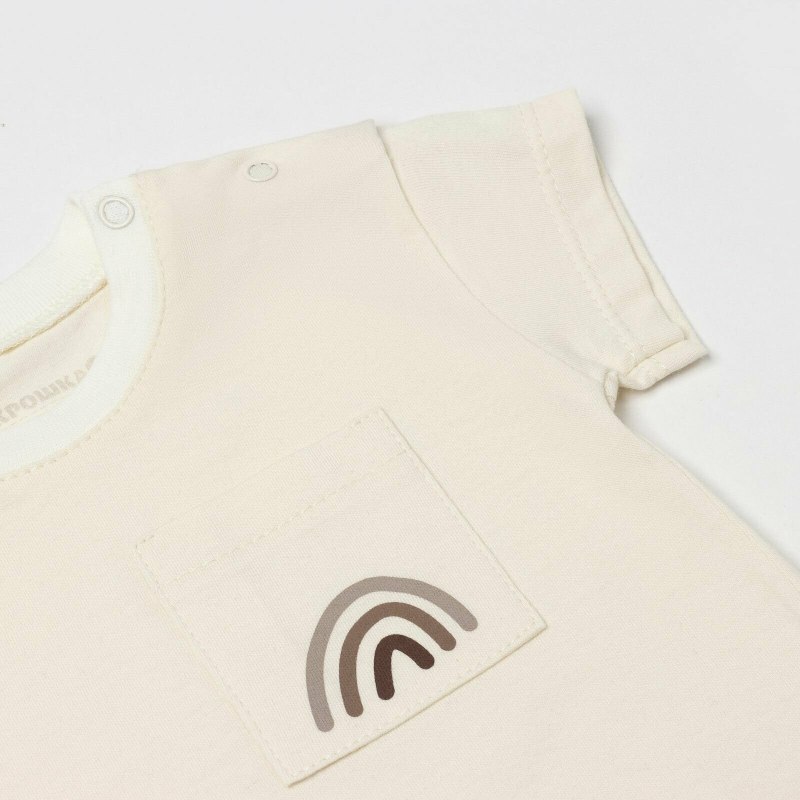 Бежевая футболка на белом фоне